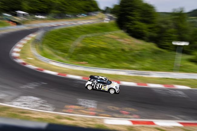 Exterieur_nous-etions-aux-24-heures-du-nuerburgring-en-mini-avec-bulldog-racing_6